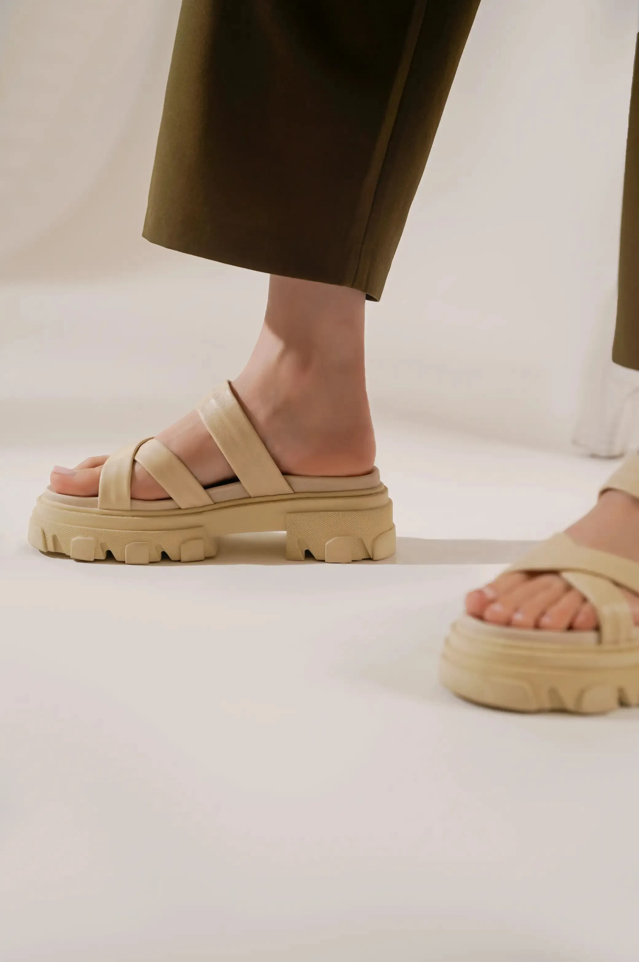 CHUNKY LEATHER SLIDES