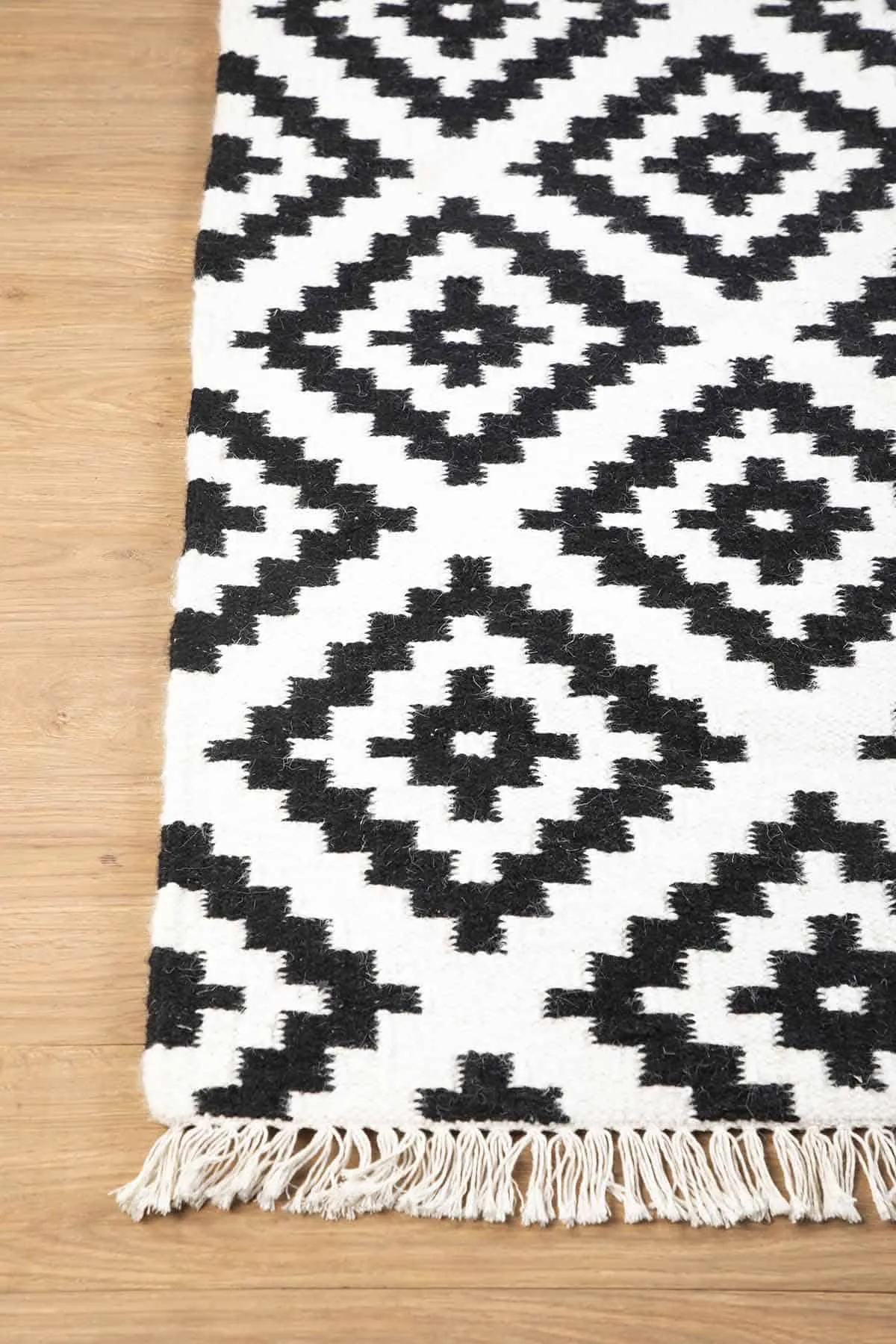 Pixel Cross Woven Rug (Black And White)